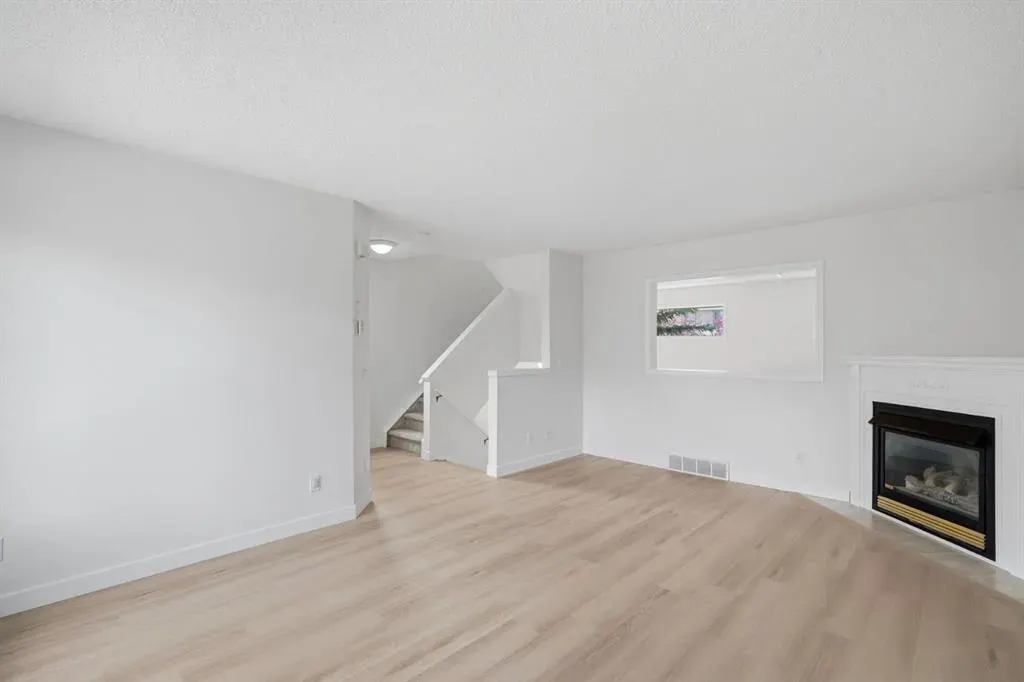 23 Country Hills Cove NW