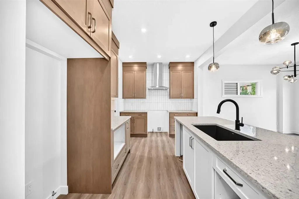 1359 Bayview Crescent SW