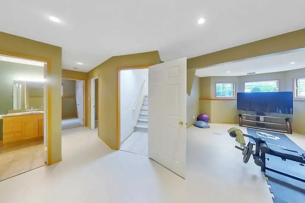 409 Strathford Bay
