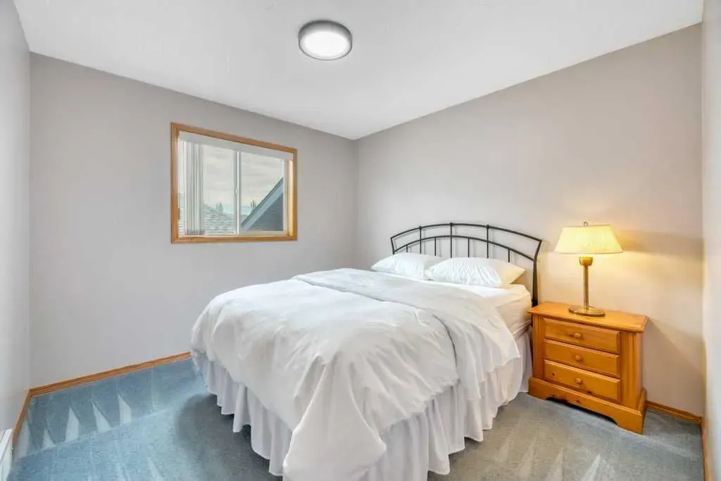 409 Strathford Bay