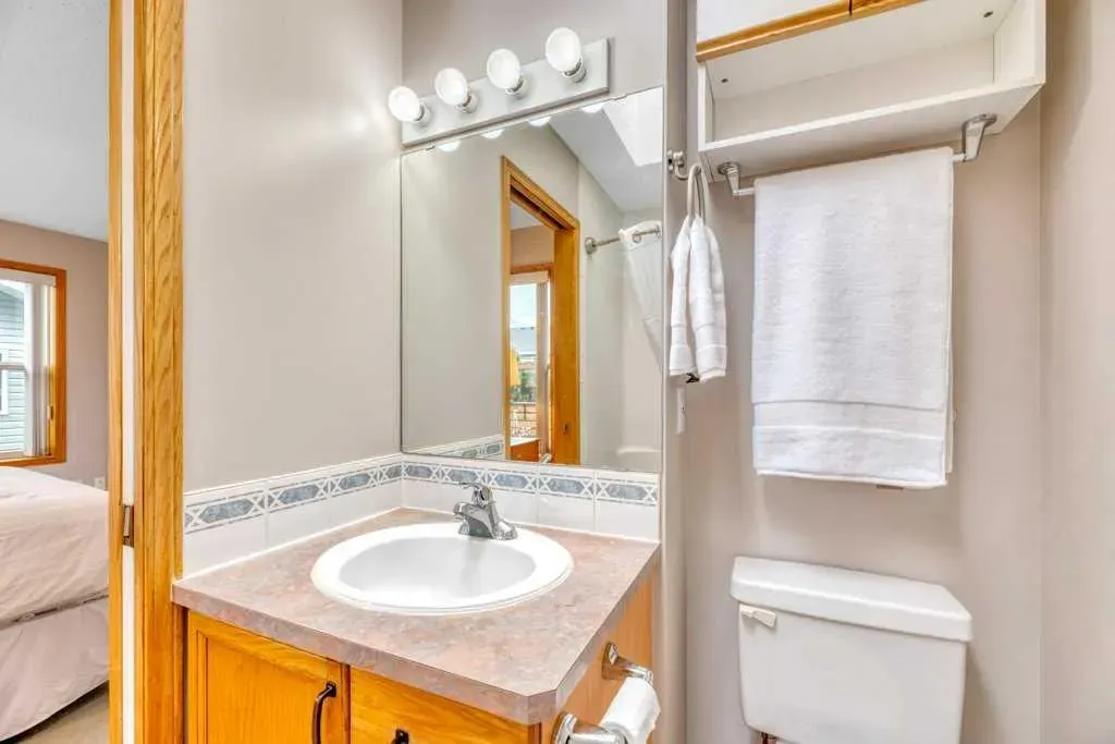 409 Strathford Bay