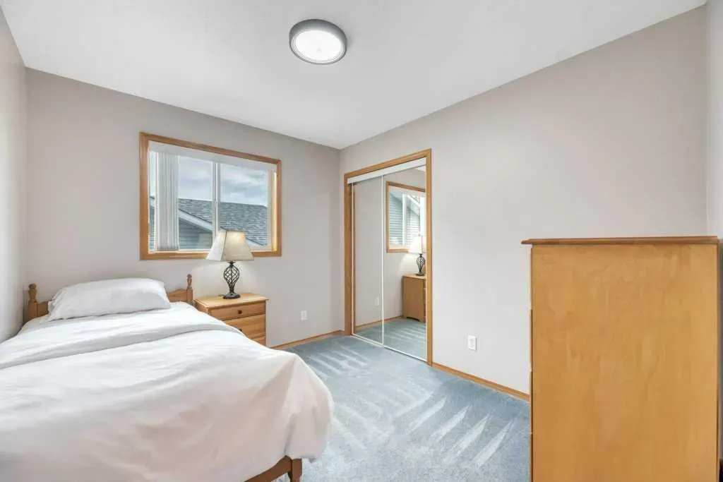 409 Strathford Bay