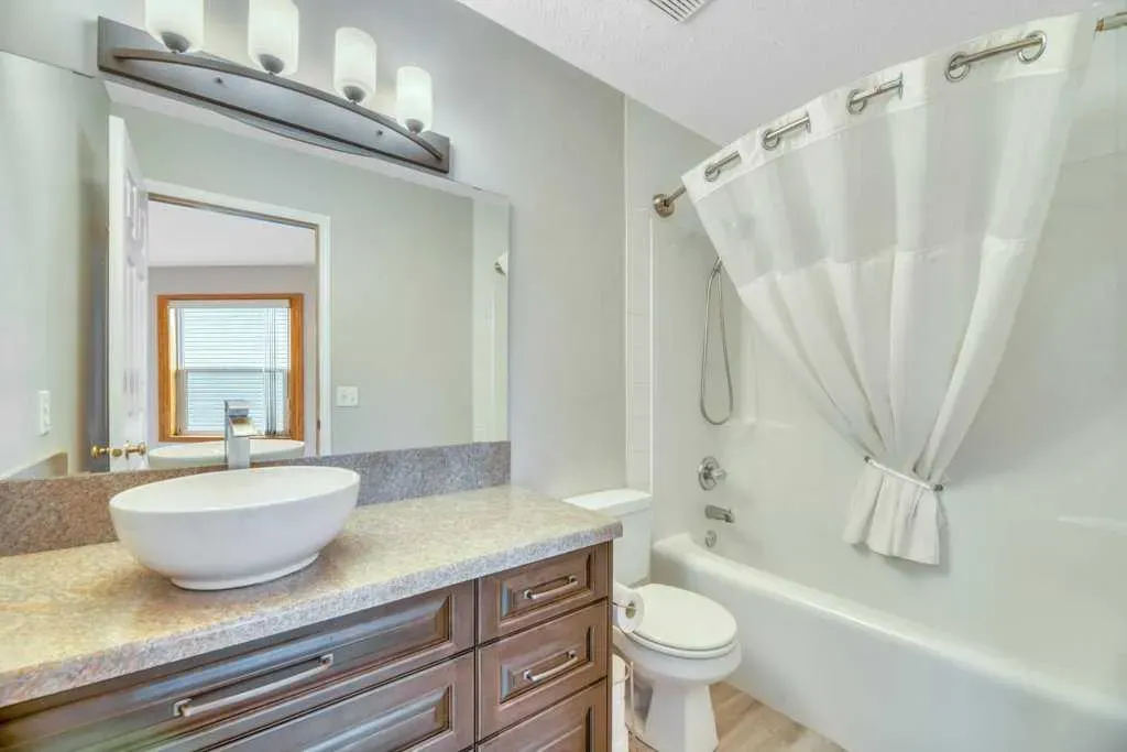409 Strathford Bay