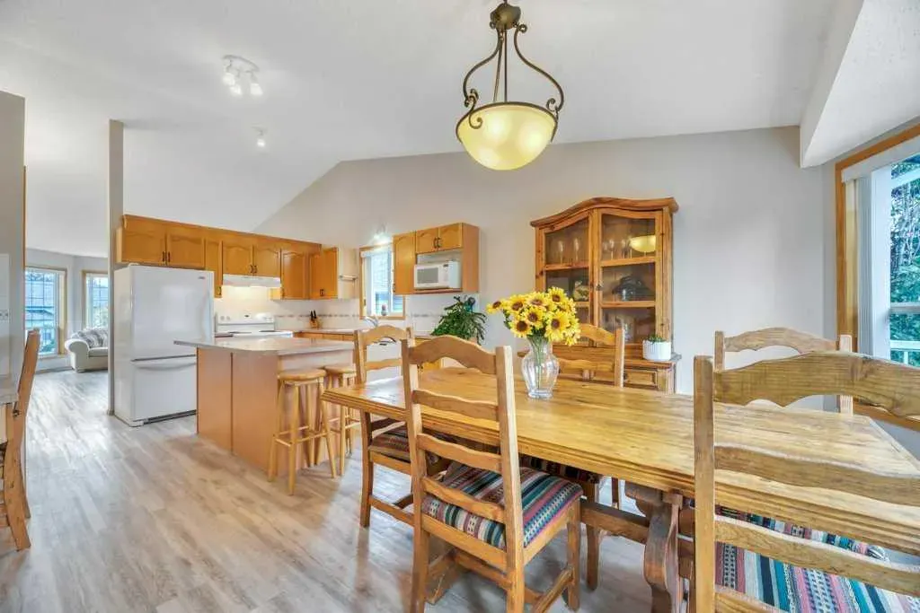 409 Strathford Bay