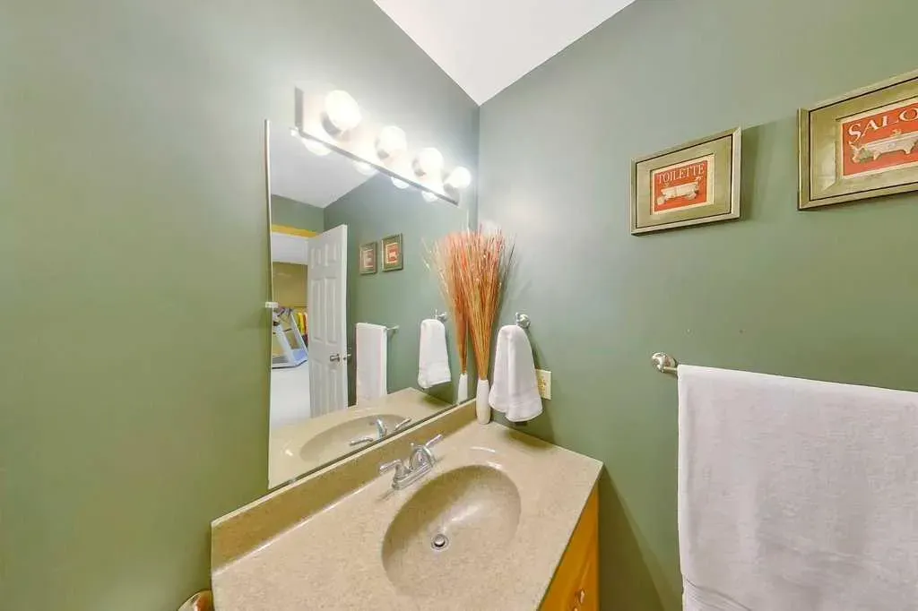 409 Strathford Bay
