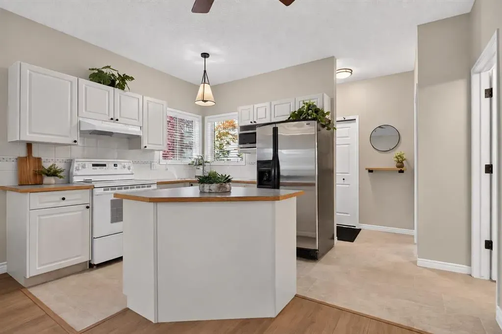 622 56 Avenue SW #102