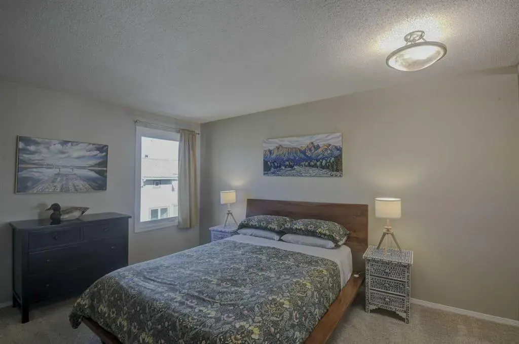 96 Coachway Gardens SW