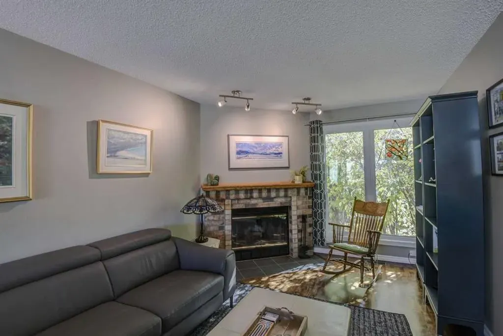 96 Coachway Gardens SW