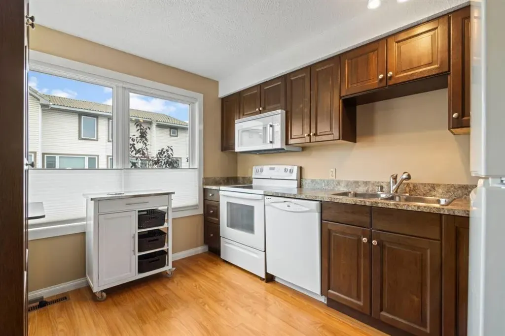 76 Coachway Gardens SW