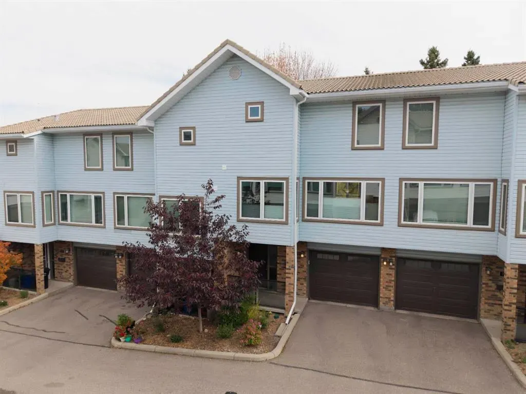 76 Coachway Gardens SW