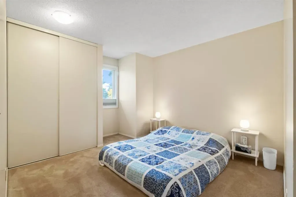 76 Coachway Gardens SW