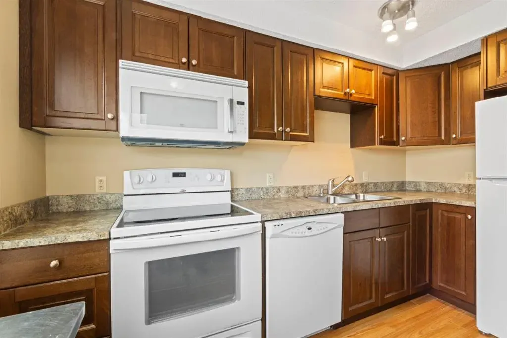 76 Coachway Gardens SW
