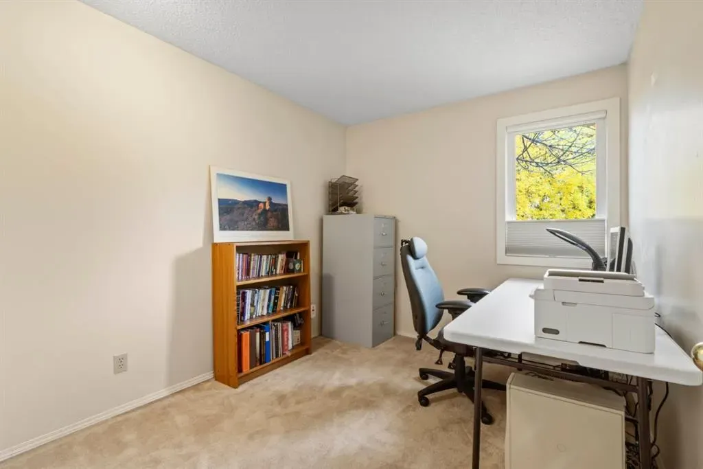 76 Coachway Gardens SW