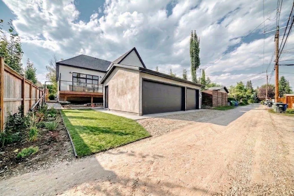3743 36 Avenue SW