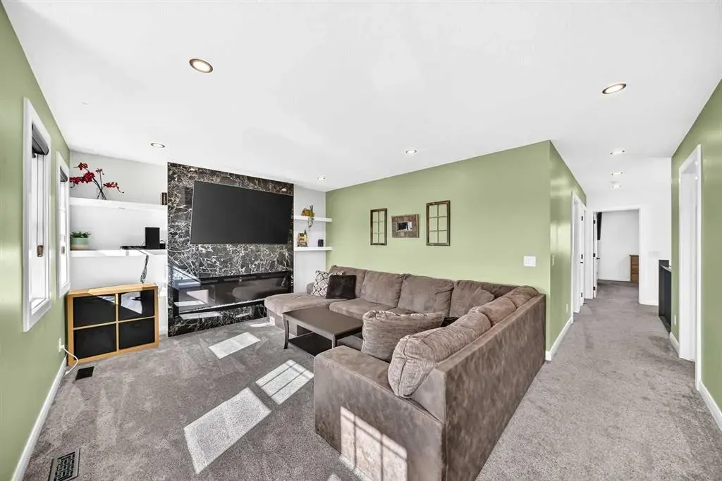 128 Ravenskirk Close SE