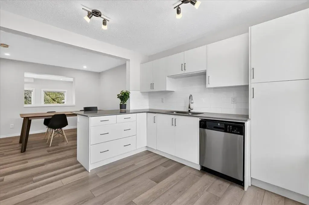 246 Cranbrook Square SE