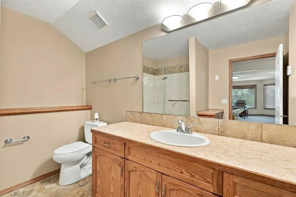 407 Lineham Acres Bay NW