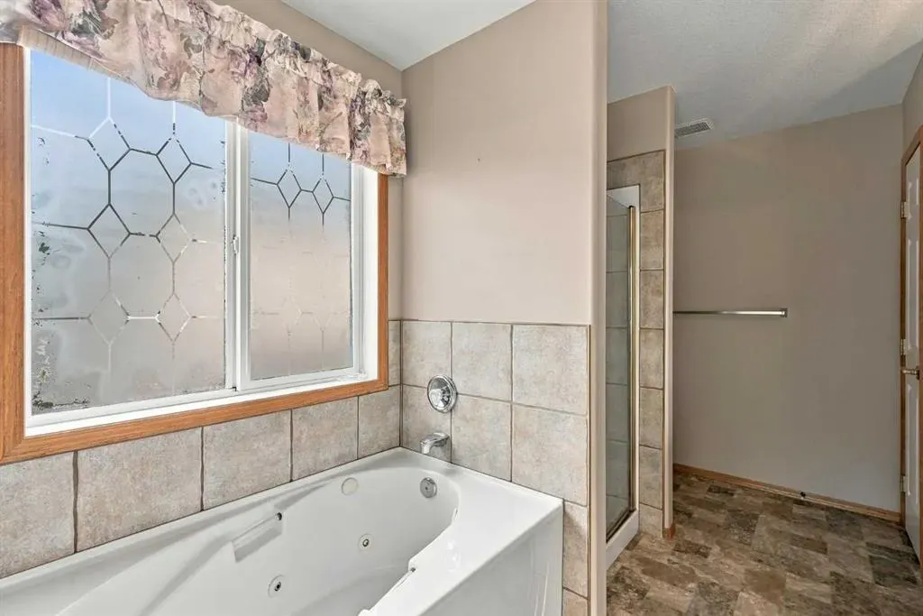 407 Lineham Acres Bay NW