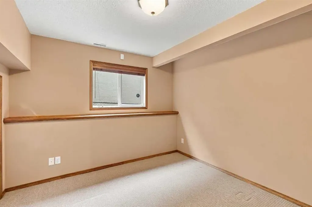 407 Lineham Acres Bay NW