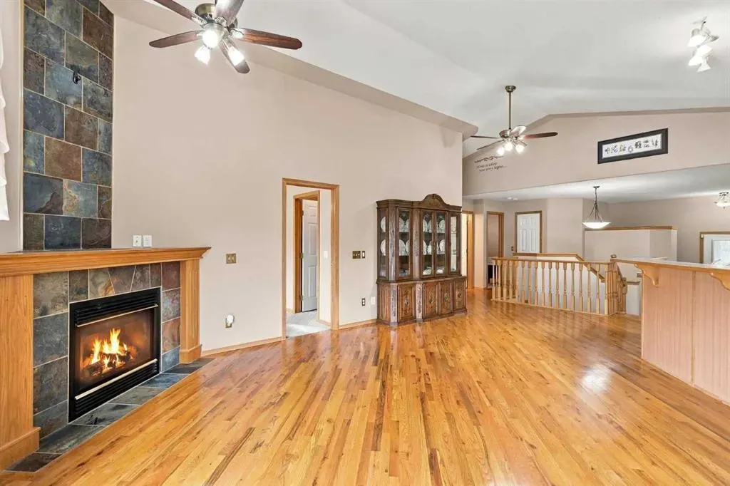 407 Lineham Acres Bay NW