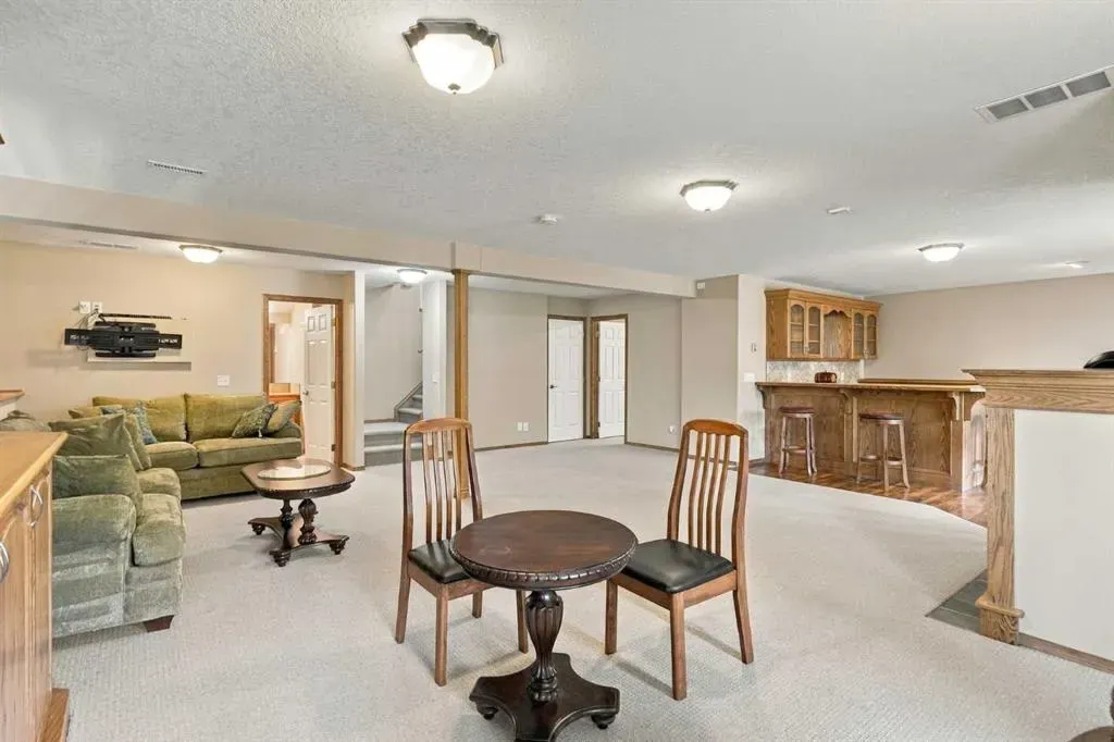 407 Lineham Acres Bay NW