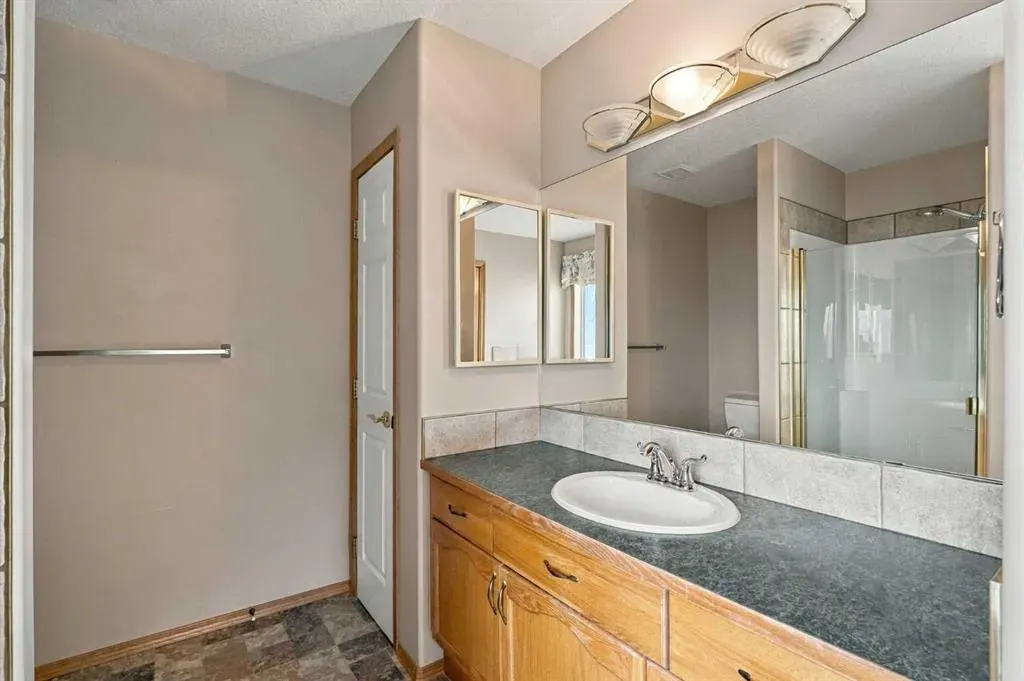 407 Lineham Acres Bay NW