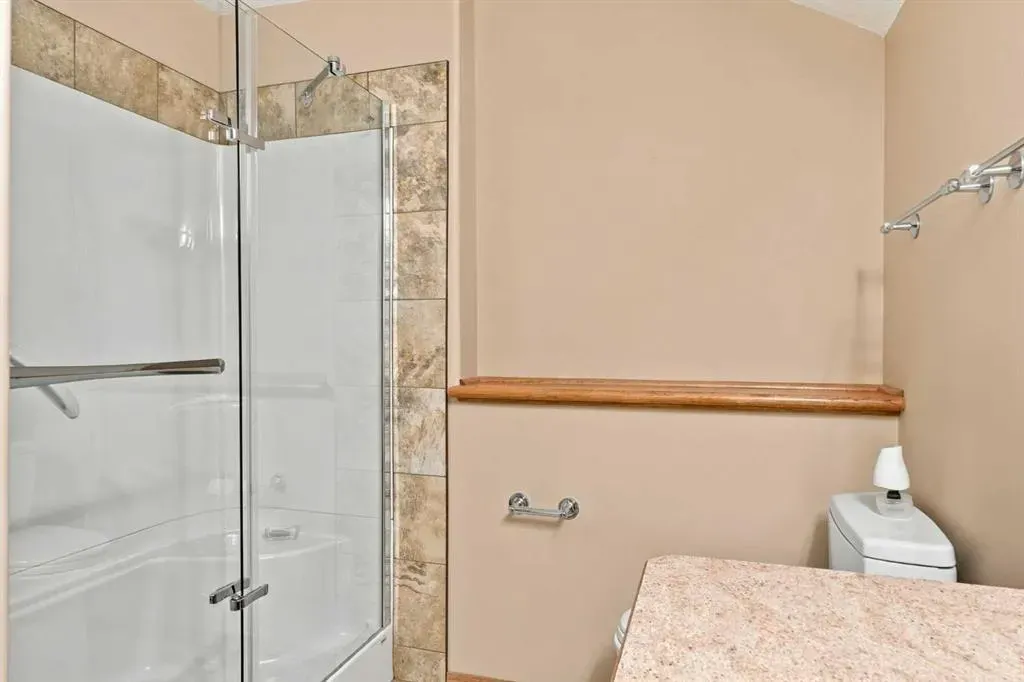 407 Lineham Acres Bay NW