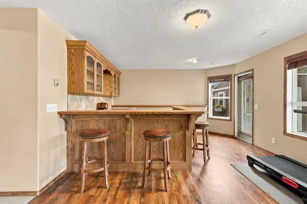 407 Lineham Acres Bay NW