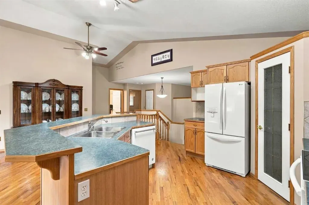 407 Lineham Acres Bay NW
