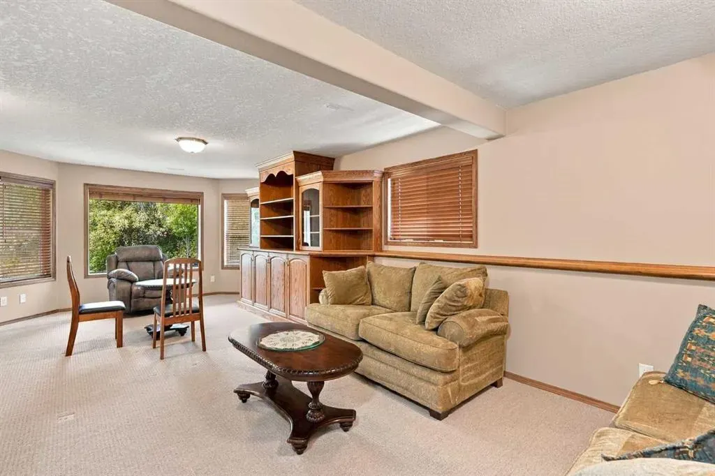 407 Lineham Acres Bay NW