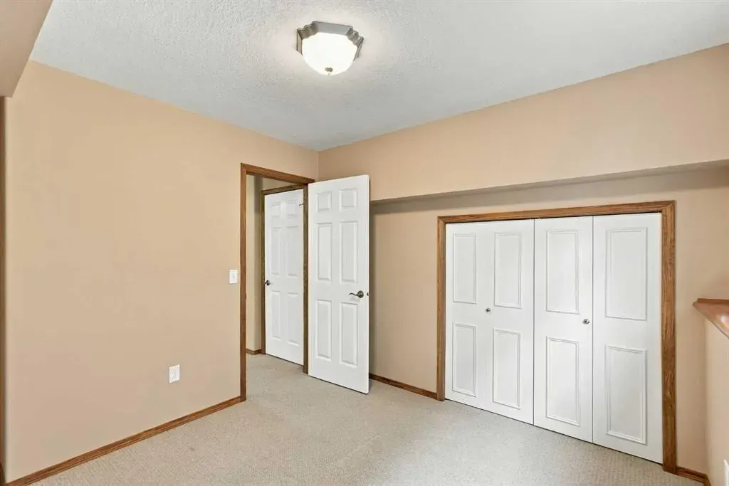 407 Lineham Acres Bay NW