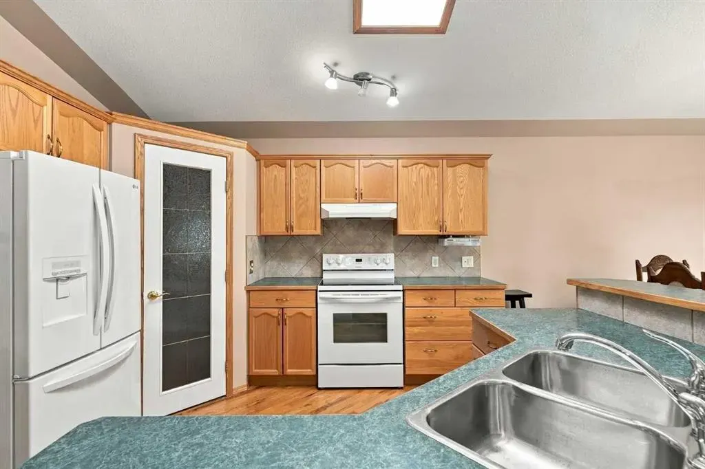 407 Lineham Acres Bay NW