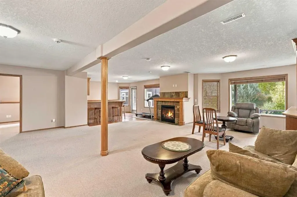 407 Lineham Acres Bay NW