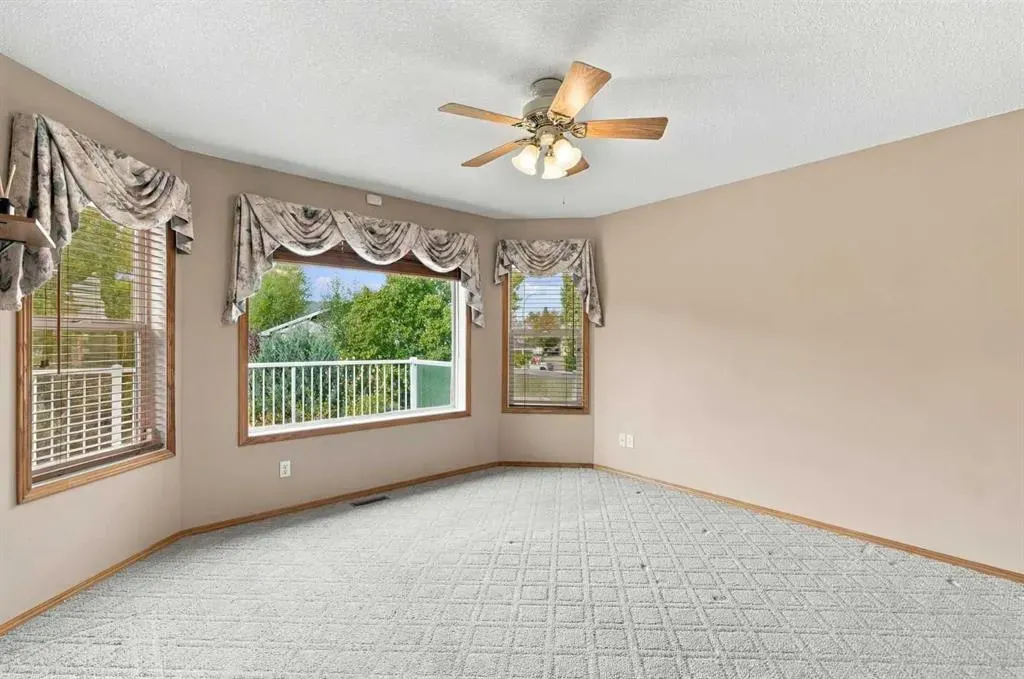 407 Lineham Acres Bay NW