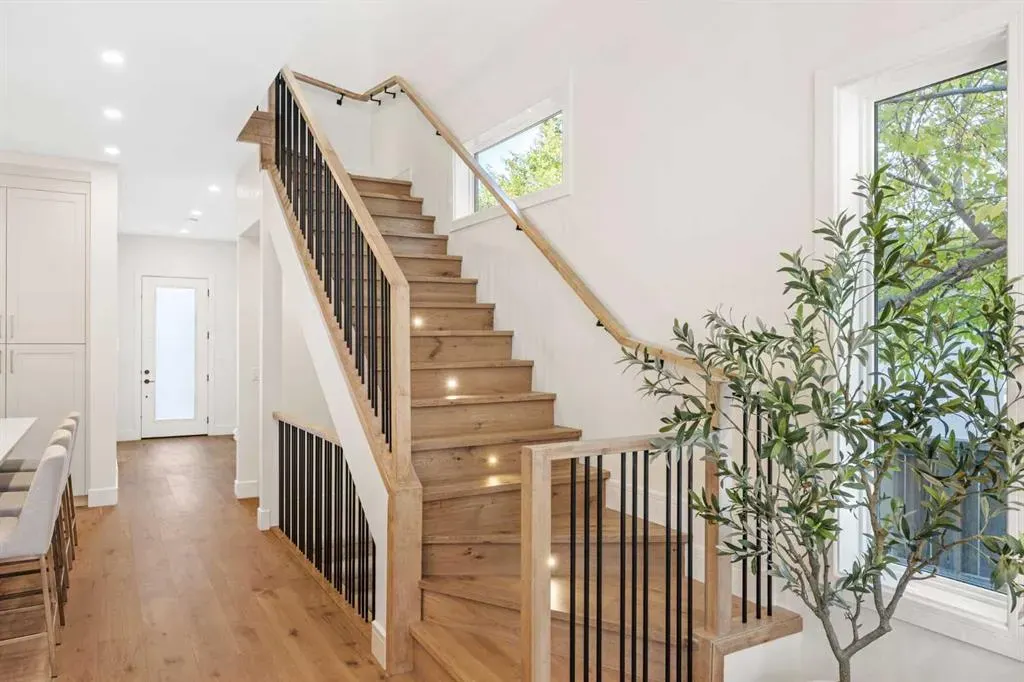 1908 5 Street NE