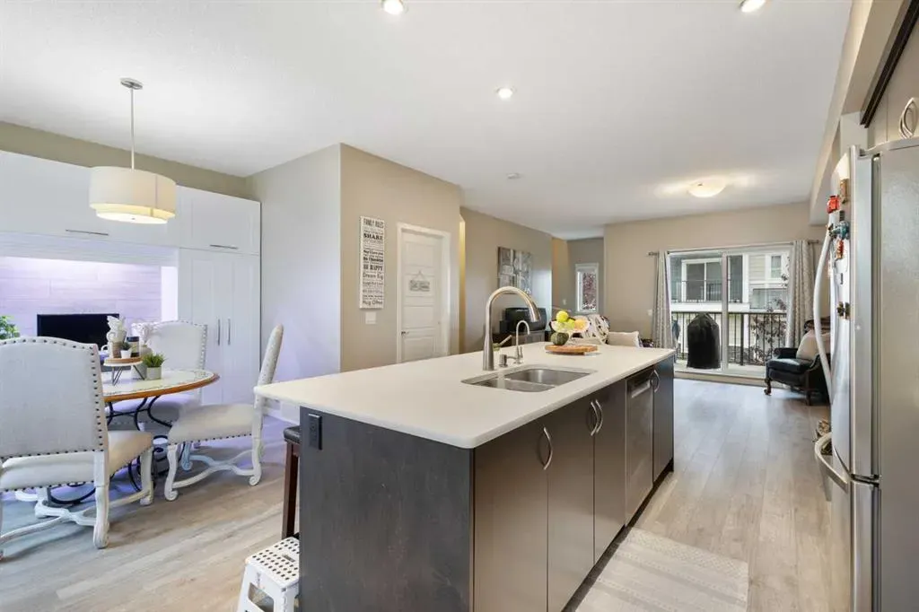 206 Nolanlake Villas NW