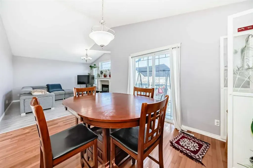 44 Canoe Square SW