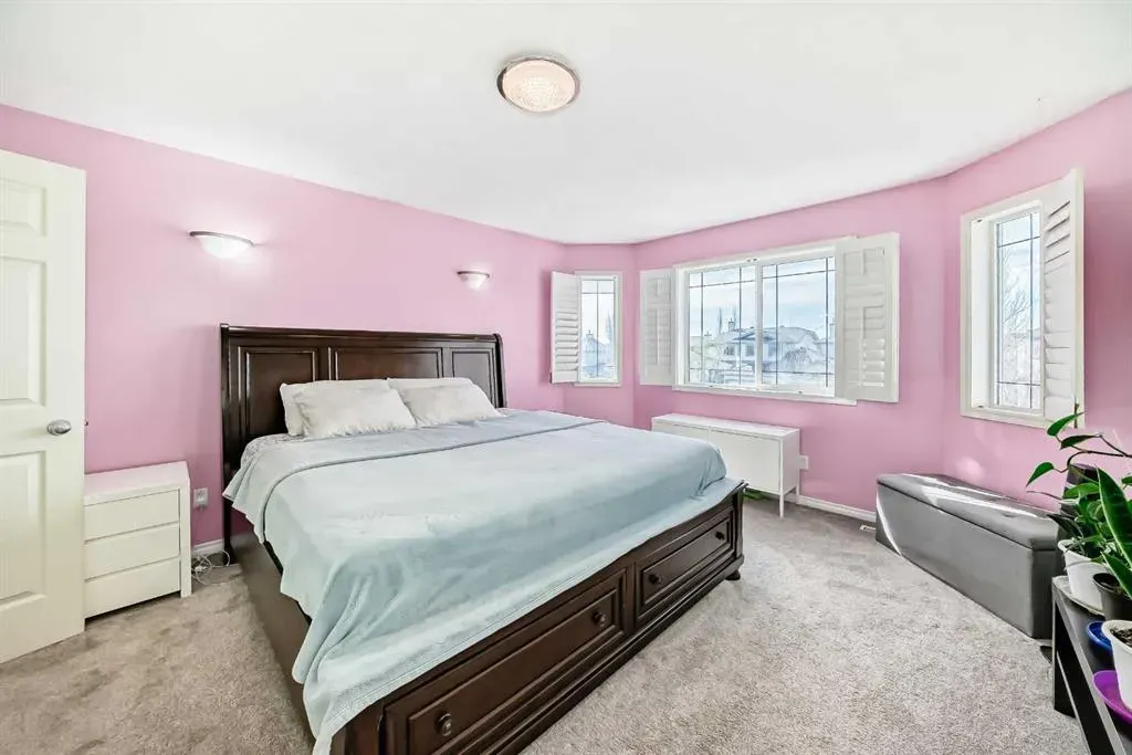 44 Canoe Square SW