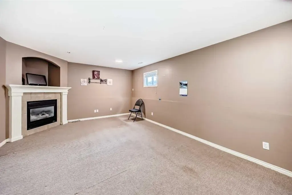 44 Canoe Square SW