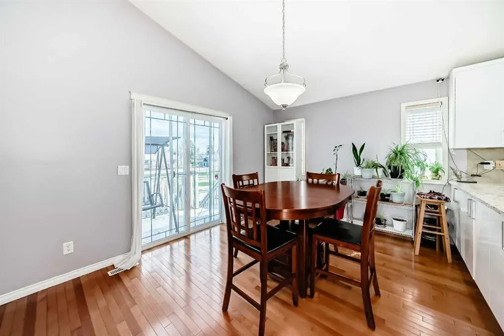 44 Canoe Square SW
