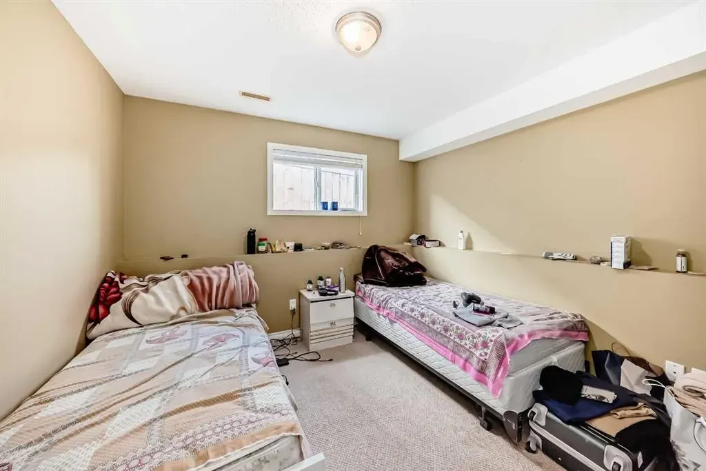 44 Canoe Square SW