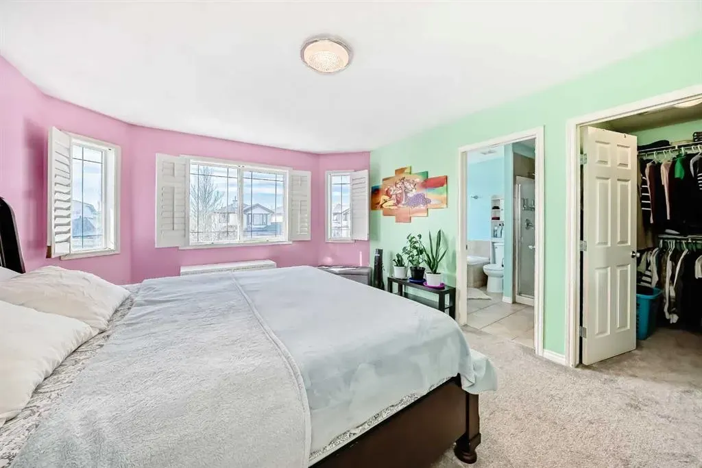44 Canoe Square SW