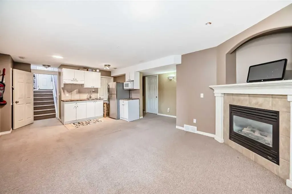 44 Canoe Square SW
