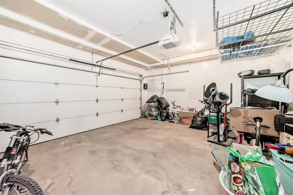44 Canoe Square SW