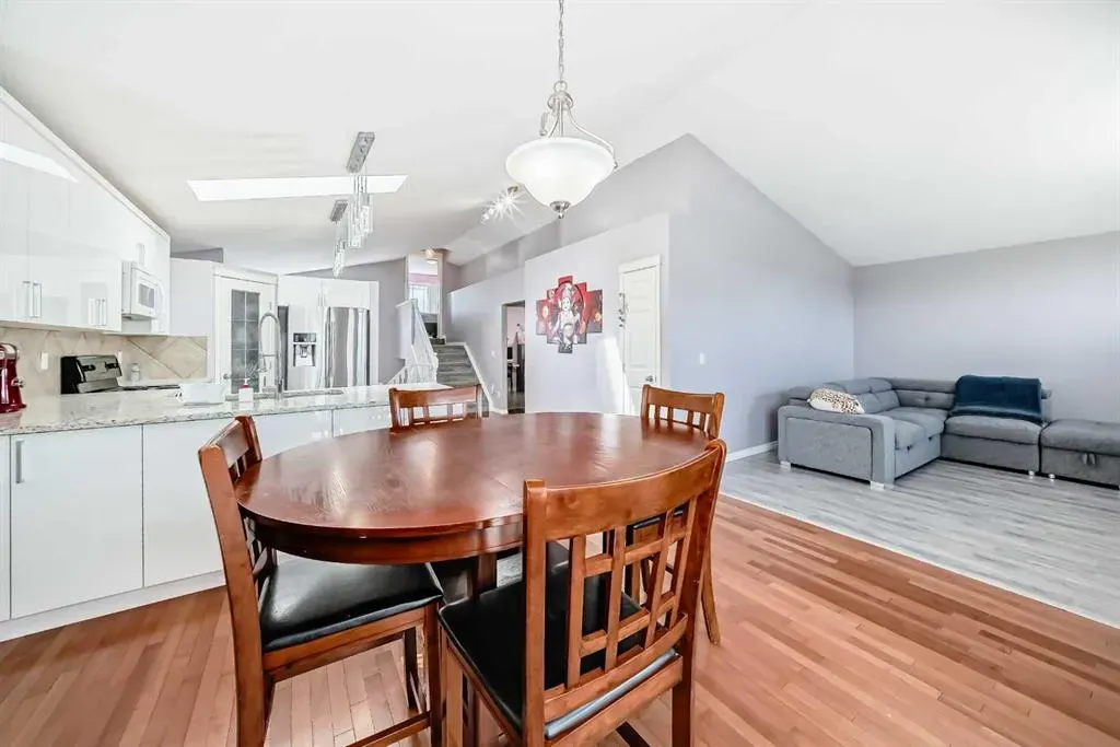 44 Canoe Square SW