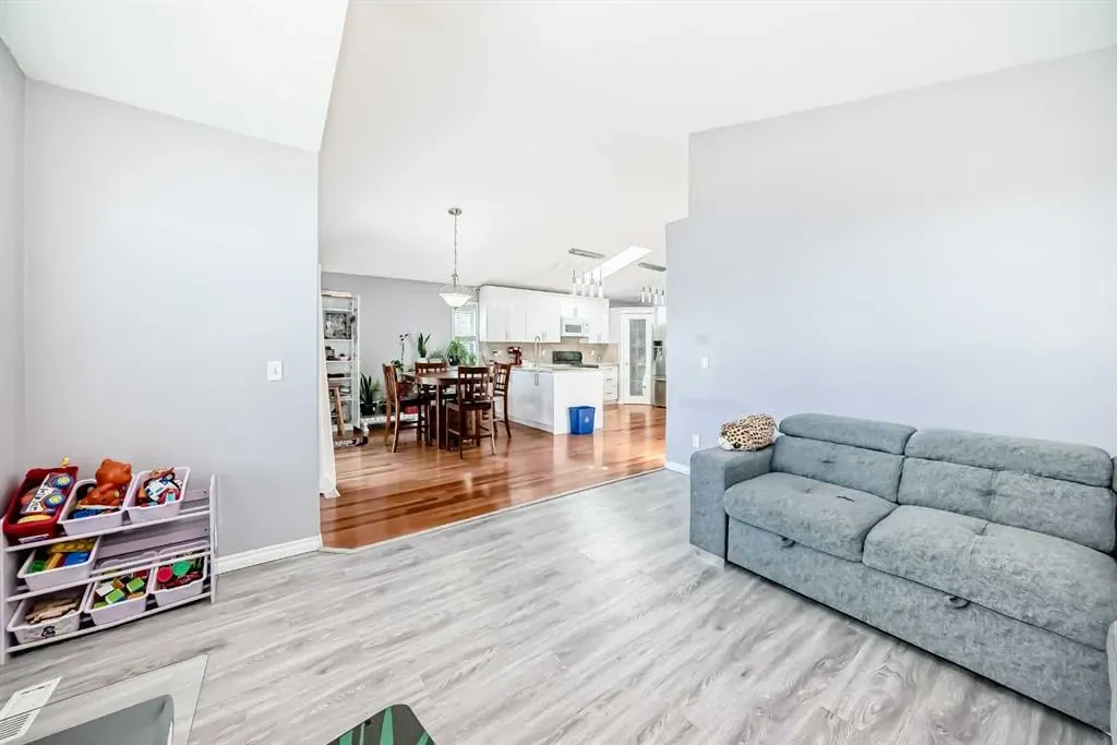 44 Canoe Square SW