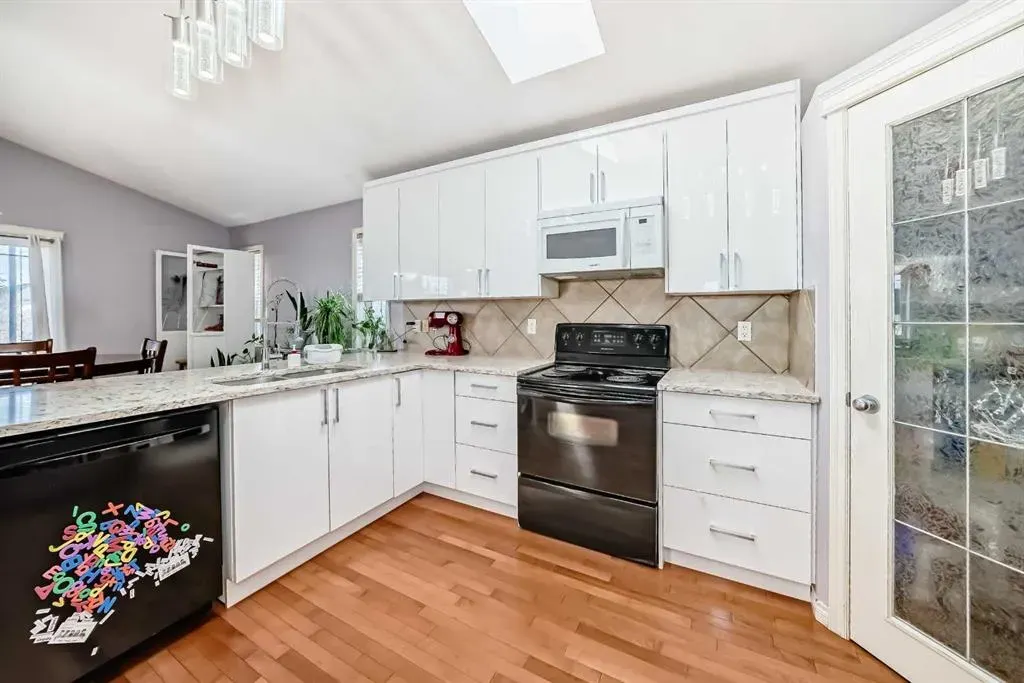 44 Canoe Square SW