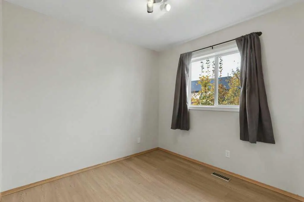16 Nesbitt Avenue