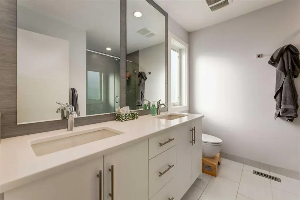 306 12 Avenue NE #1
