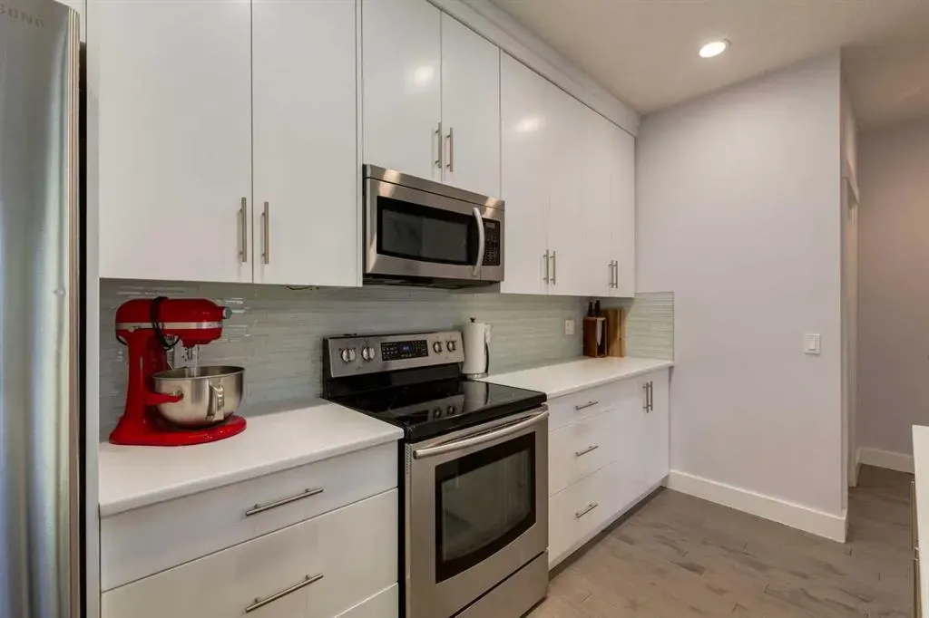 306 12 Avenue NE #1